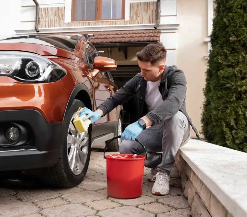 Lavage auto à domicile Lhomme : professionnel intervenant sur un véhicule